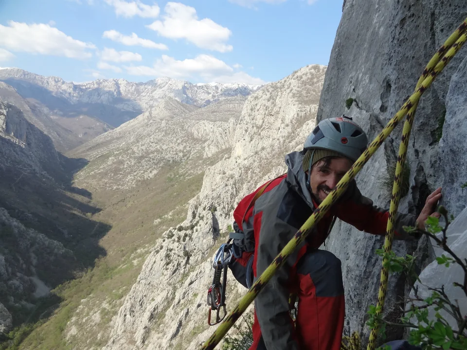 Penjač na stijeni u Paklenici