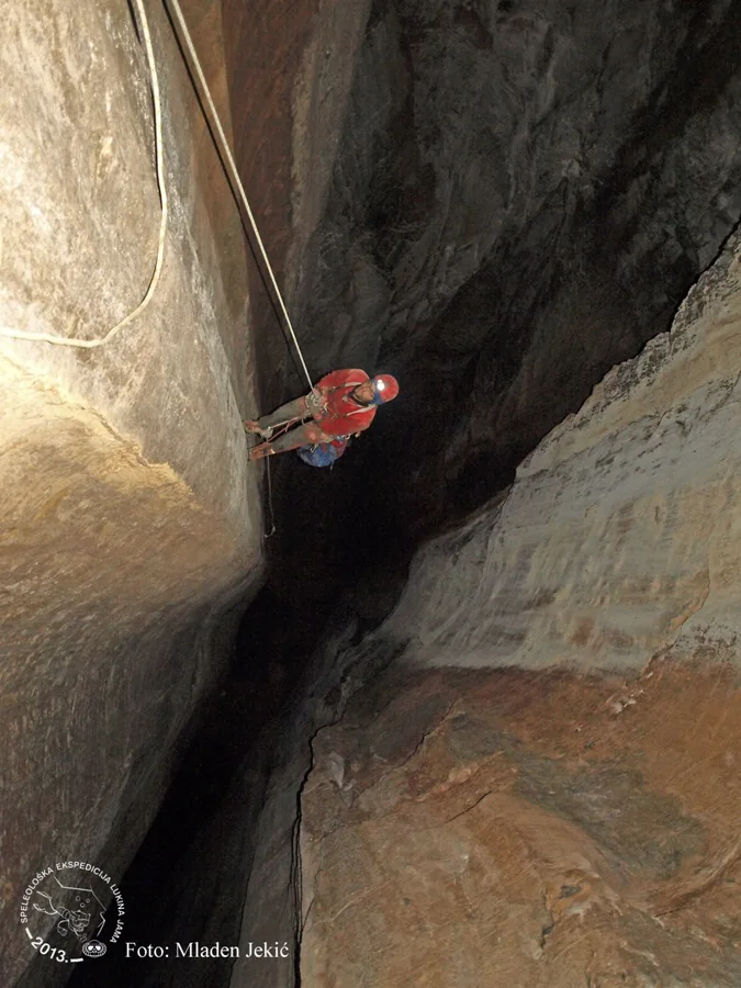 Speleolog na užetu u podzemlju
